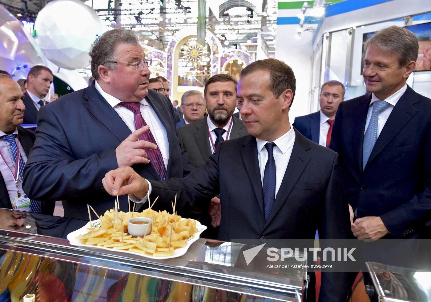 Prime Minister Dmitry Medvedev presents state awards at Golden Autumn exhibition