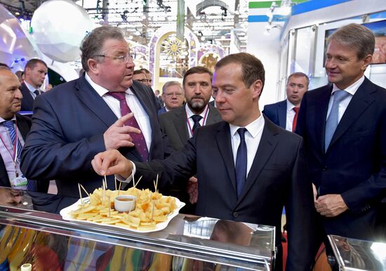 Prime Minister Dmitry Medvedev presents state awards at Golden Autumn exhibition