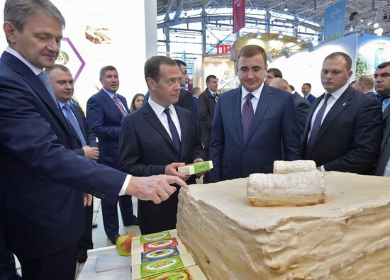 Prime Minister Dmitry Medvedev presents state awards at Golden Autumn exhibition