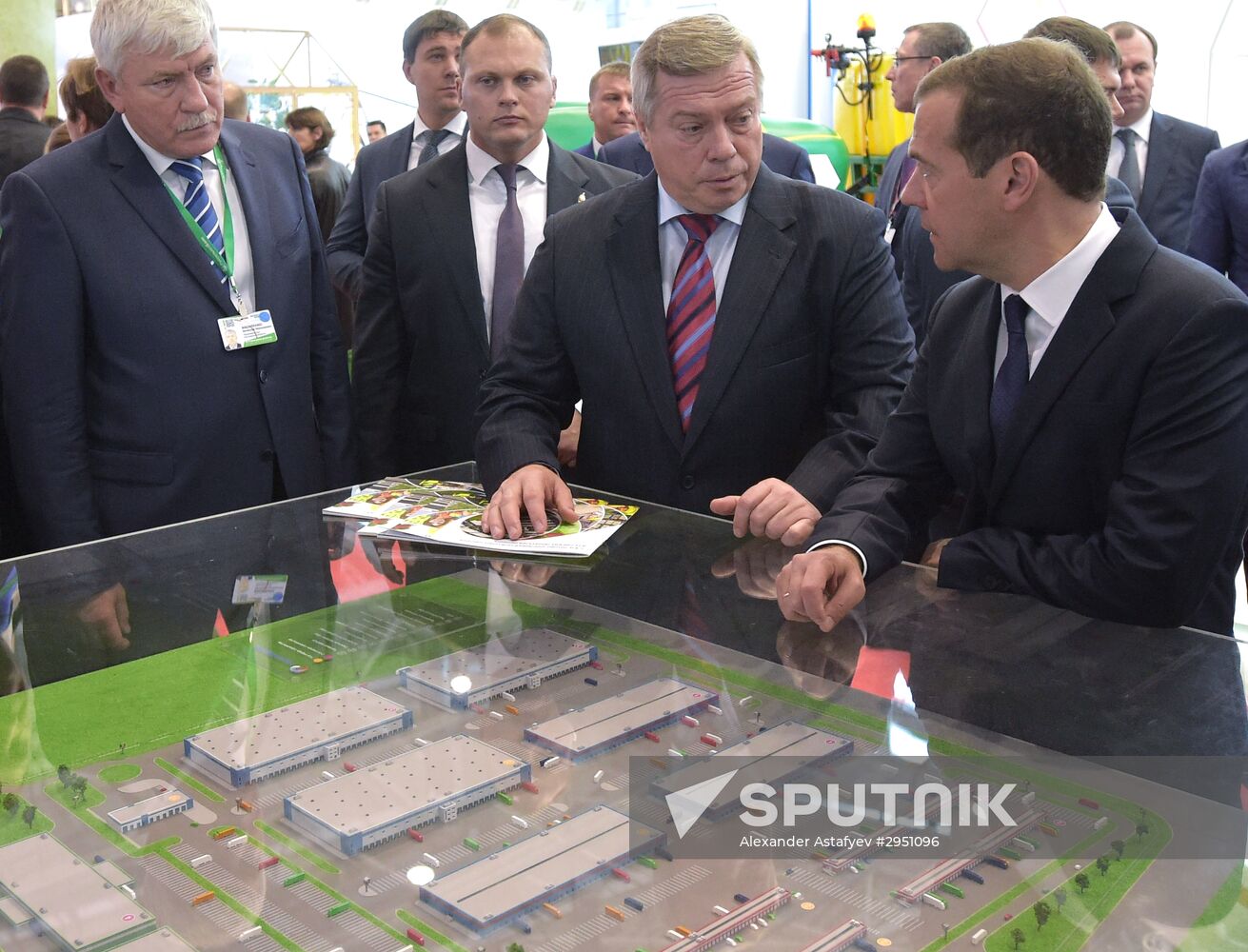Prime Minister Dmitry Medvedev presents state awards at Golden Autumn exhibition