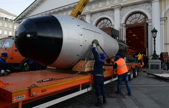 Replica of Tsar Bomba hydrogen bomb delivered to Moscow | Sputnik Mediabank