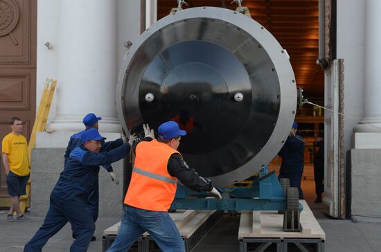 Replica of Tsar Bomba hydrogen bomb delivered to Moscow | Sputnik Mediabank