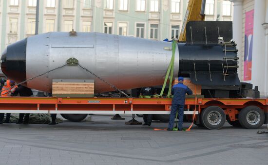 Replica of Tsar Bomba hydrogen bomb delivered to Moscow | Sputnik Mediabank