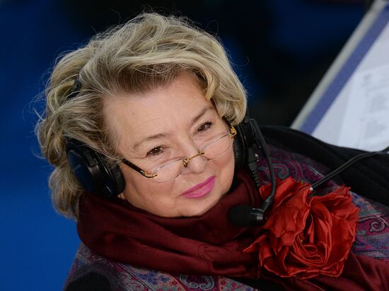 Oyoqlari orasiga shaffof tayt kiygan qizlarning fotosuratlari