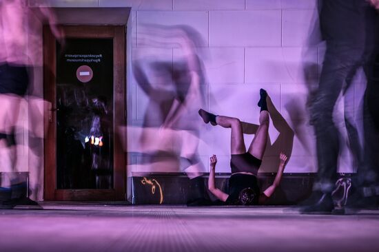 "Hell and Heaven inside Humans" performance