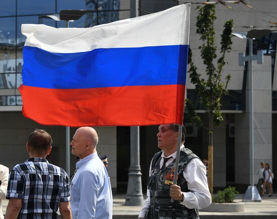 Rally marking 26th anniversary of August 1991 events