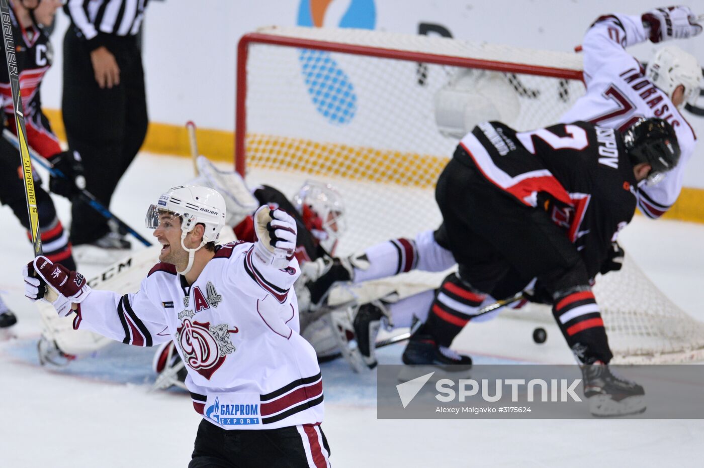Ice hockey. Kontinental Hockey League. Avangard vs. Dynamo