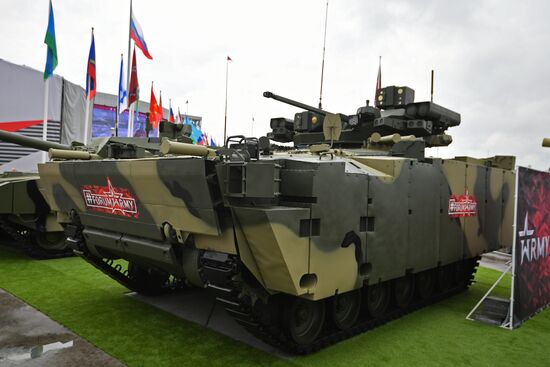 Army 2017 International Military-Technical Forum in Vladivostok. Day two