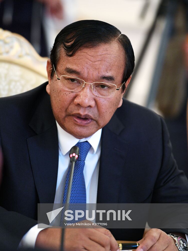 Russian Foreign Minister Sergei Lavrov meets with Cambodian Foreign Minister Prak Sokhonn