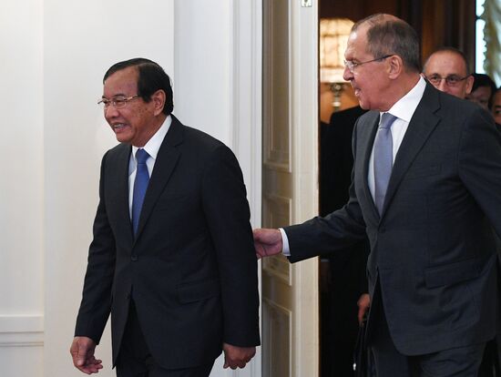 Russian Foreign Minister Sergei Lavrov meets with Cambodian Foreign Minister Prak Sokhonn