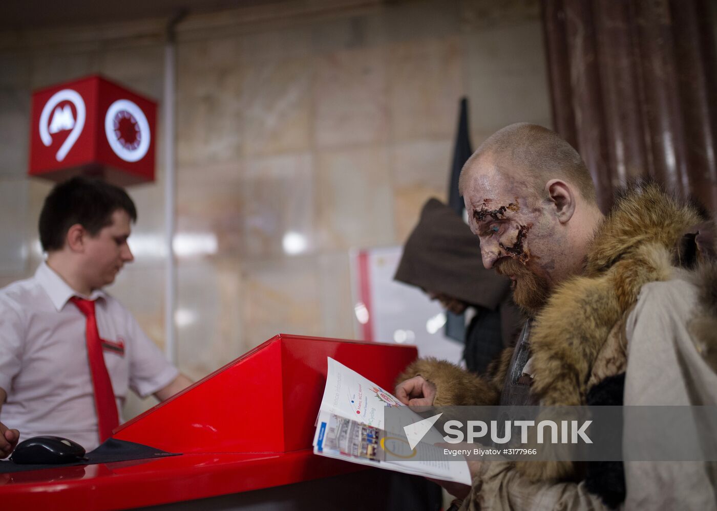 Game of Thrones characters ride in Moscow metro