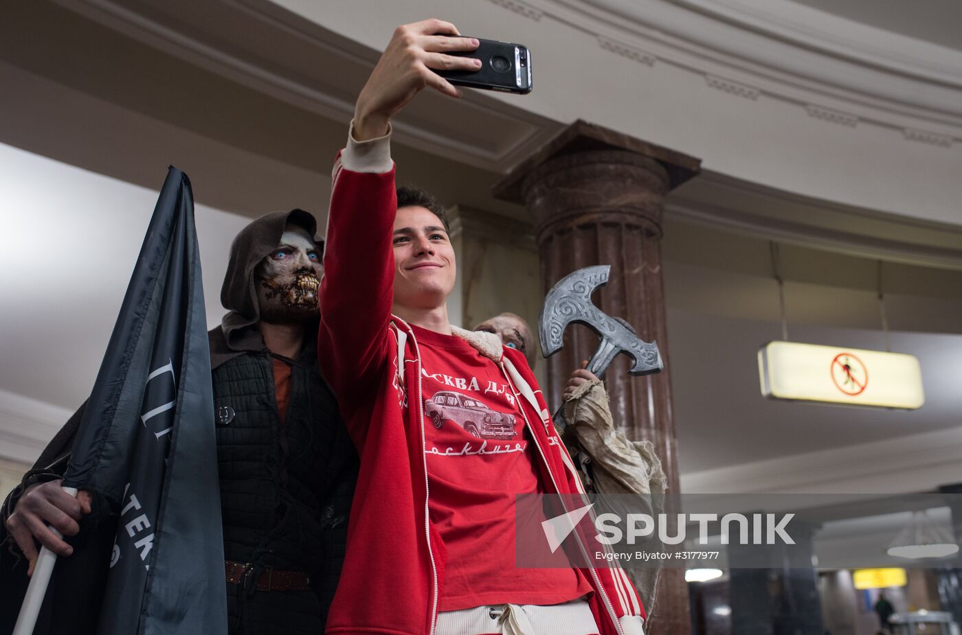 Game of Thrones characters ride in Moscow metro