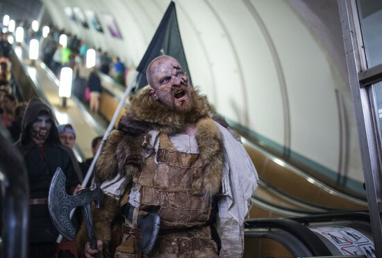 Game of Thrones characters ride in Moscow metro