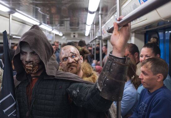 Game of Thrones characters ride in Moscow metro