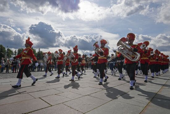 Procession by participants in Spasskaya Tower festival