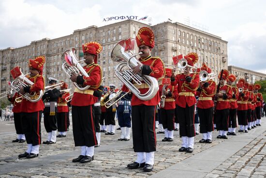 Procession by participants in Spasskaya Tower festival