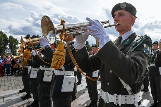 Procession by participants in Spasskaya Tower festival