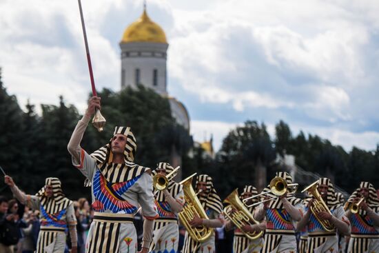 Procession by participants in Spasskaya Tower festival
