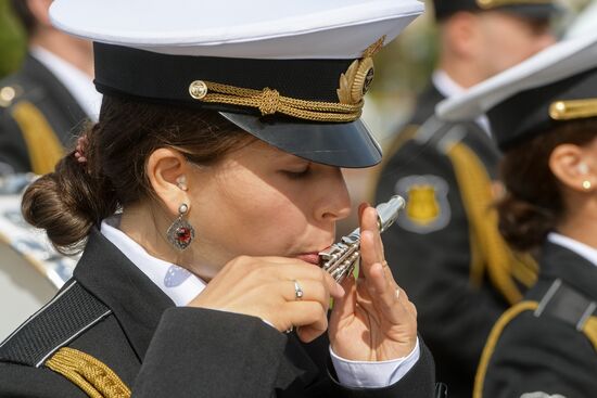 Procession by participants in Spasskaya Tower festival