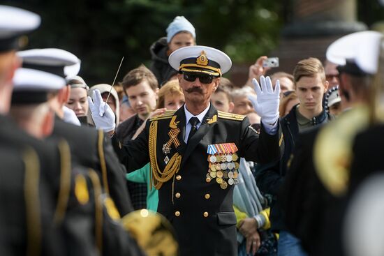 Procession by participants in Spasskaya Tower festival