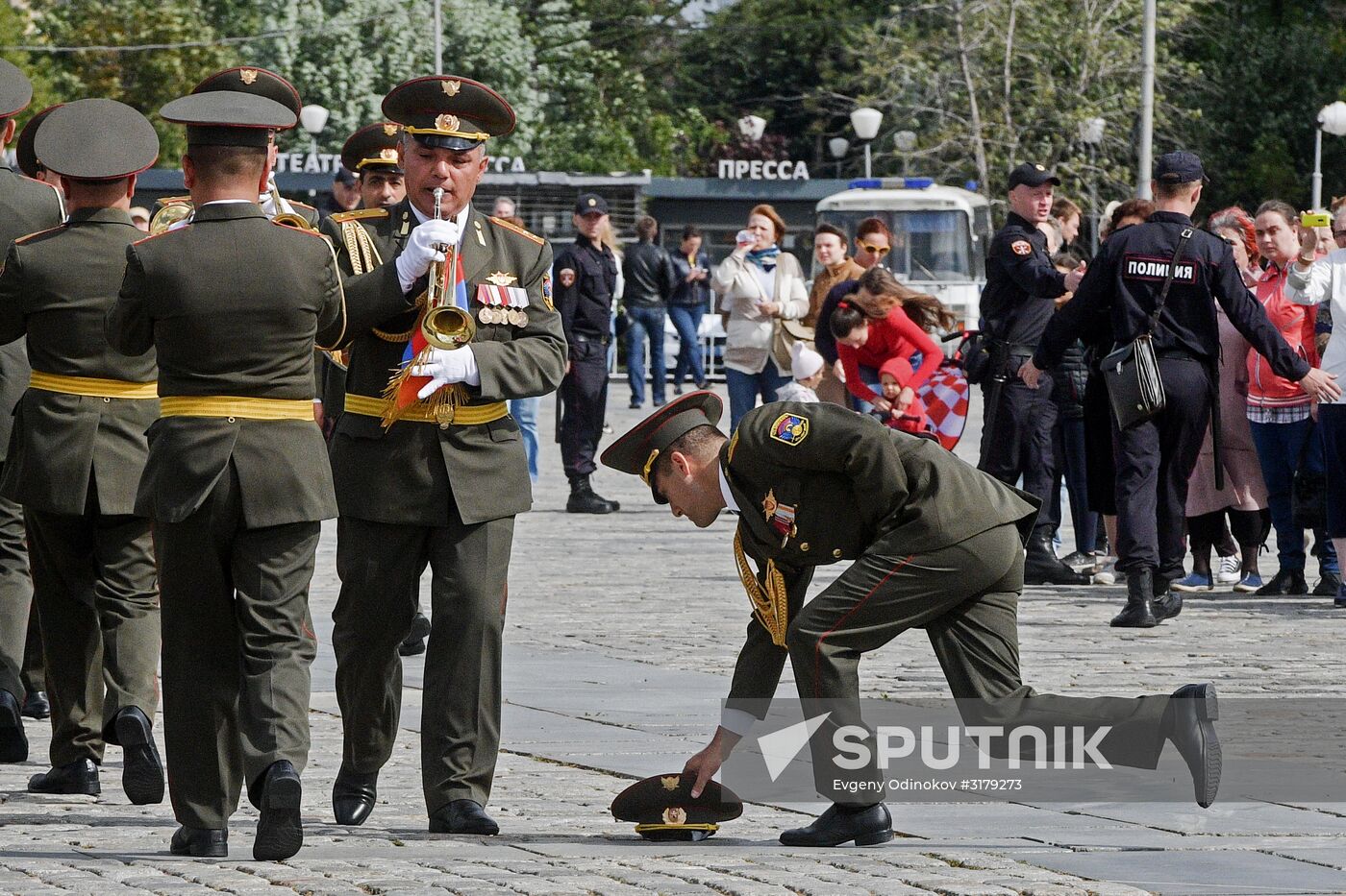 Procession by participants in Spasskaya Tower festival