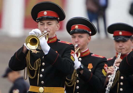 Procession by participants in Spasskaya Tower festival