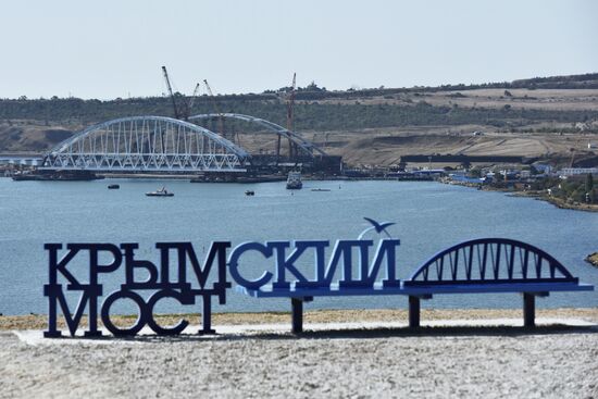 Kerch Strait Bridge arch moved to floating piers
