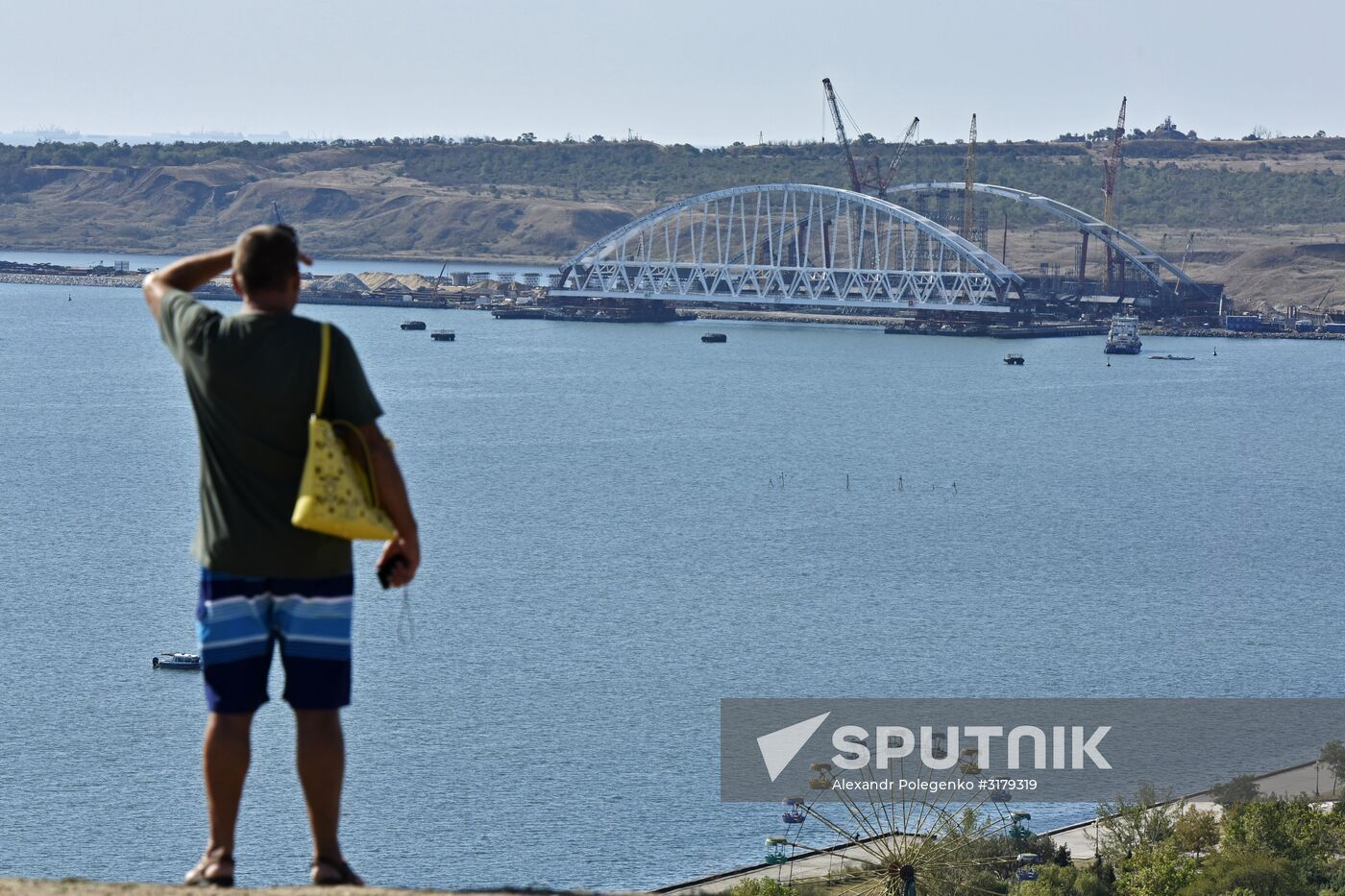 Kerch Strait Bridge arch moved to floating piers