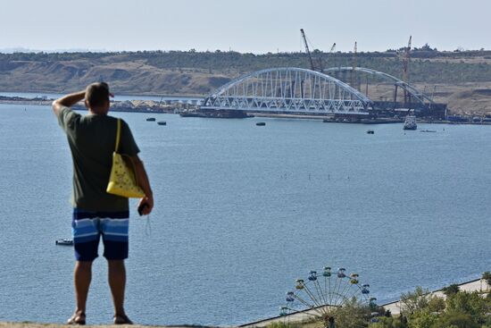 Kerch Strait Bridge arch moved to floating piers