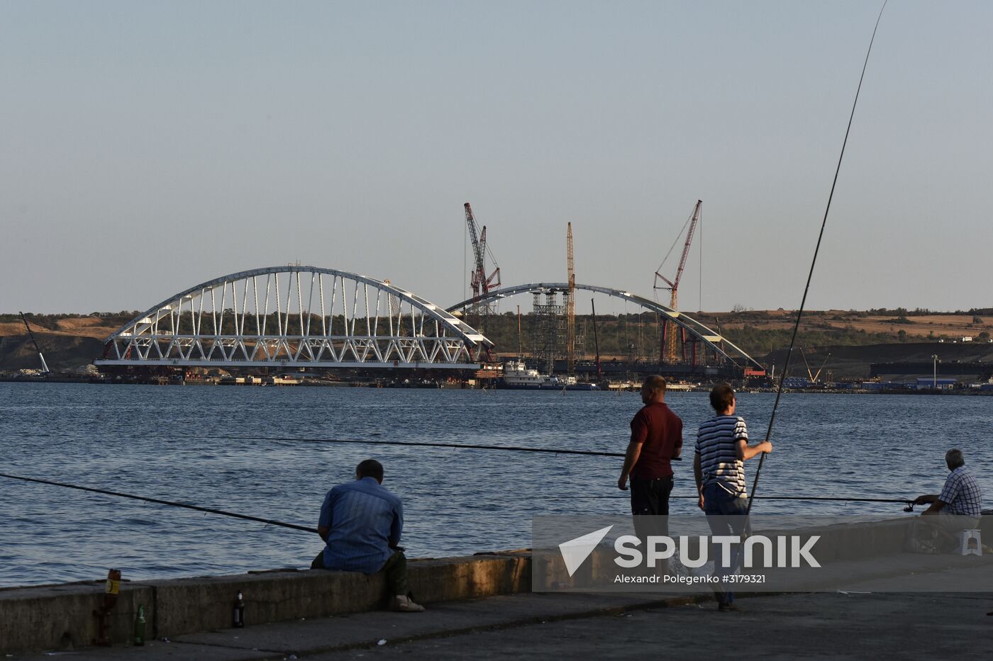 Kerch Strait Bridge arch moved to floating piers