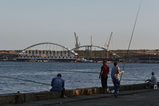 Kerch Strait Bridge arch moved to floating piers