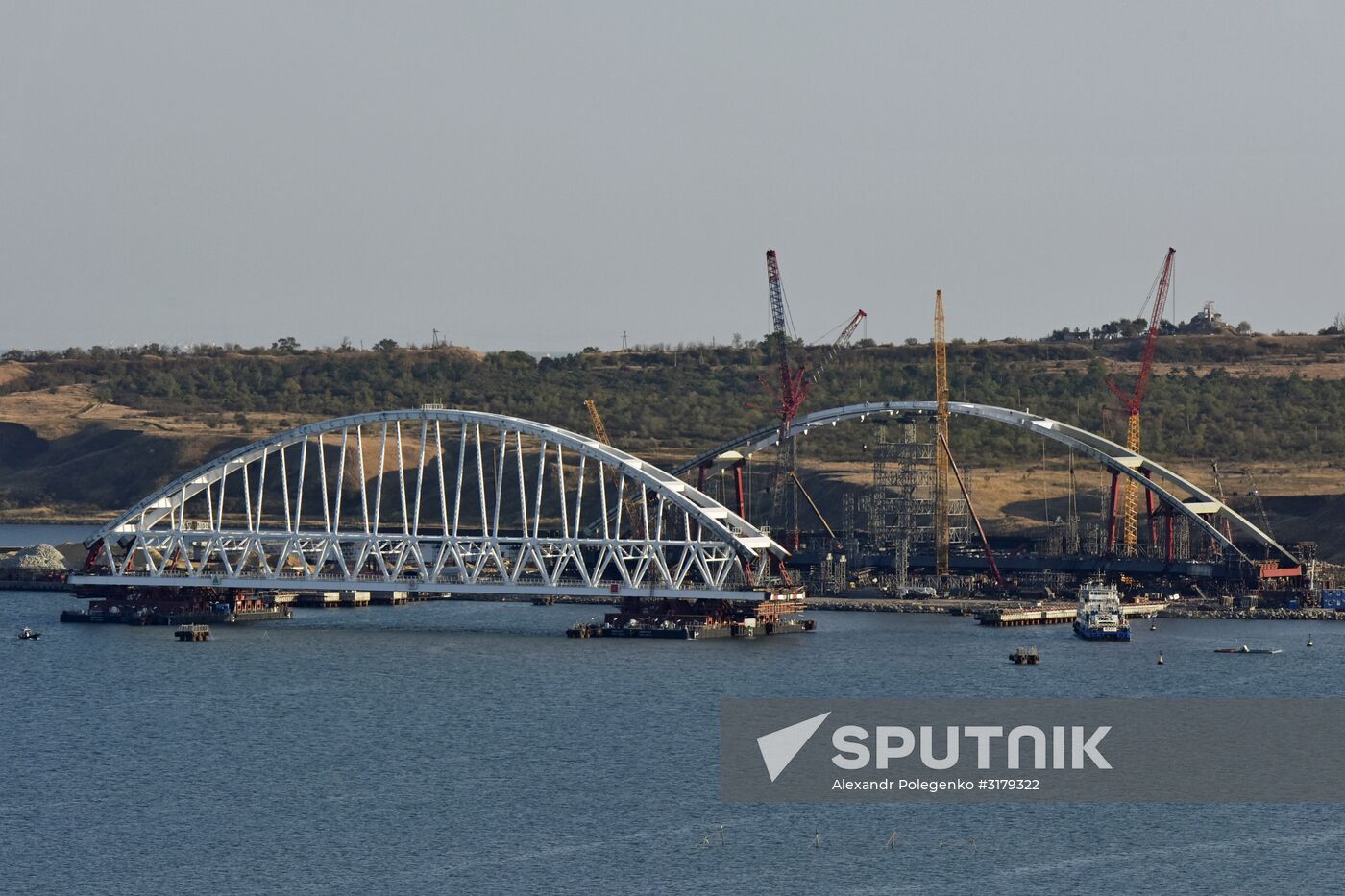 Kerch Strait Bridge arch moved to floating piers