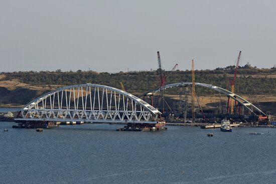 Kerch Strait Bridge arch moved to floating piers