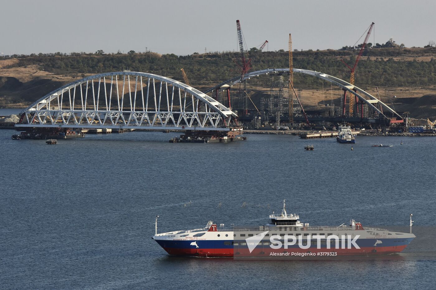 Kerch Strait Bridge arch moved to floating piers
