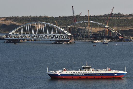 Kerch Strait Bridge arch moved to floating piers