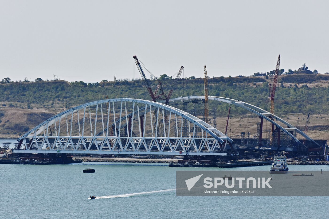 Kerch Strait Bridge arch moved to floating piers