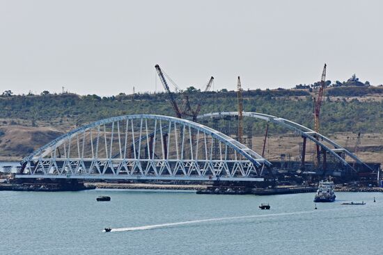 Kerch Strait Bridge arch moved to floating piers