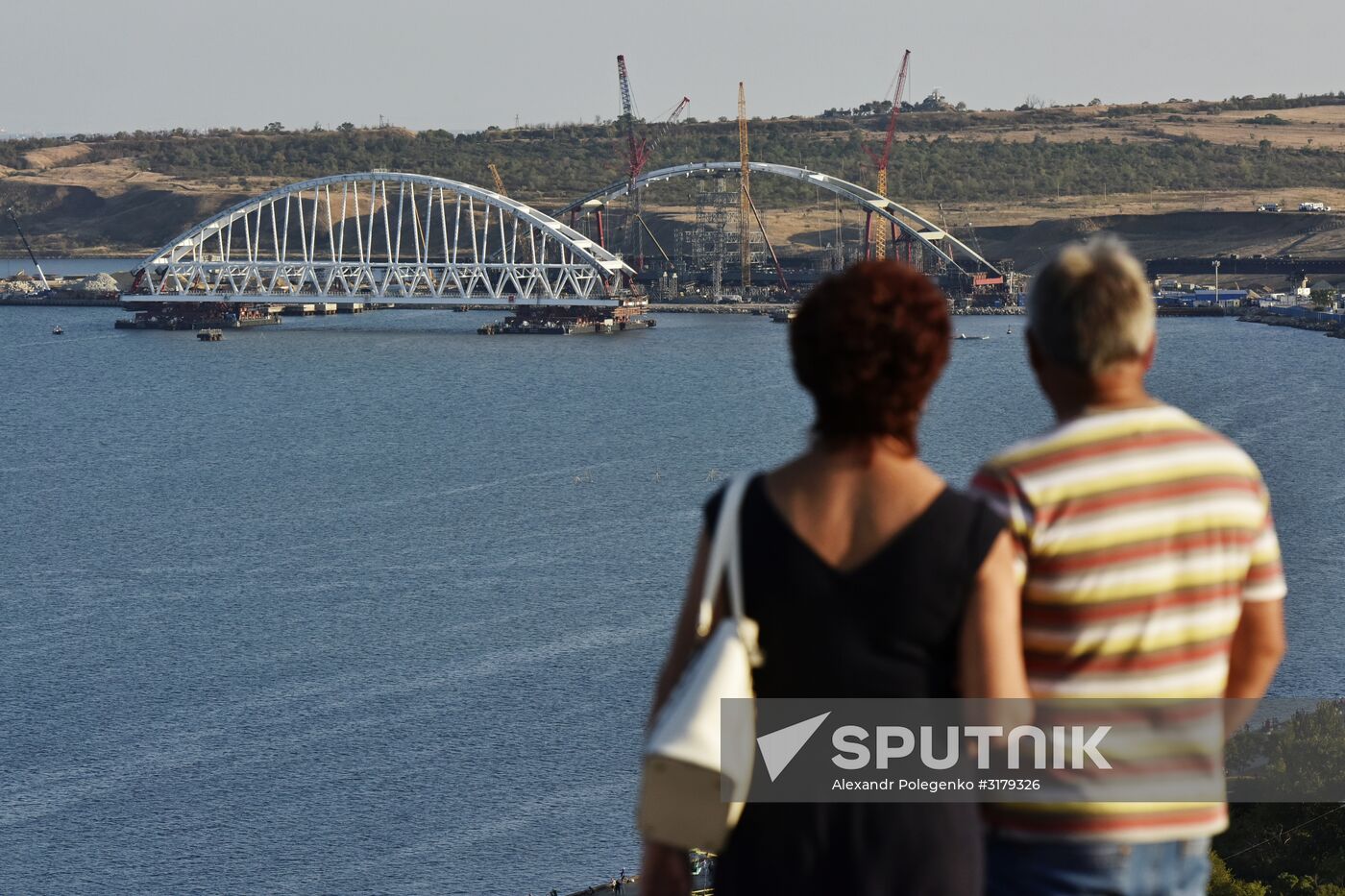 Kerch Strait Bridge arch moved to floating piers