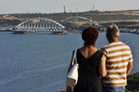Kerch Strait Bridge arch moved to floating piers