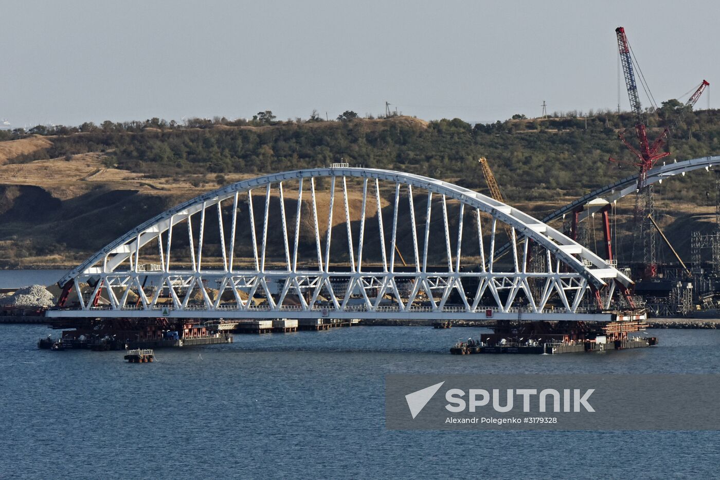 Kerch Strait Bridge arch moved to floating piers