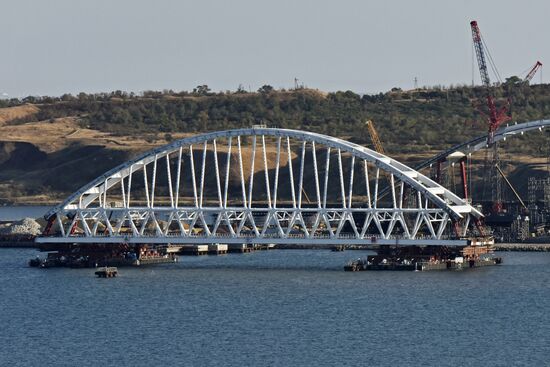 Kerch Strait Bridge arch moved to floating piers