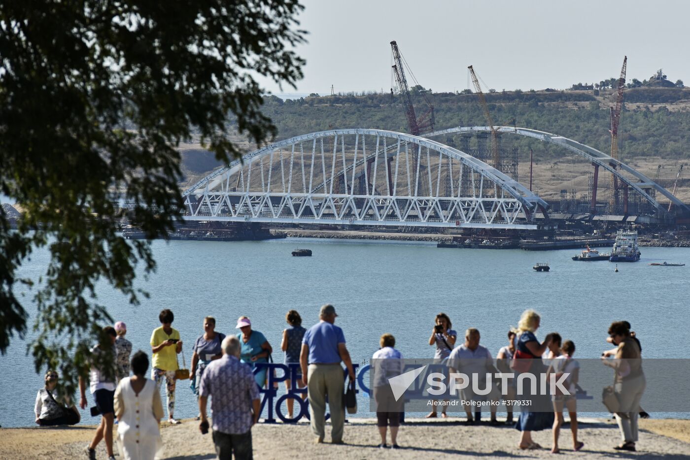 Kerch Strait Bridge arch moved to floating piers