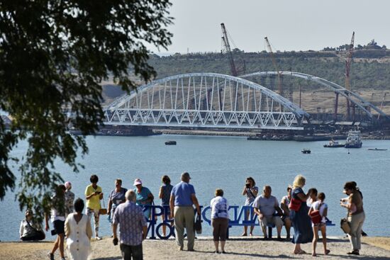 Kerch Strait Bridge arch moved to floating piers
