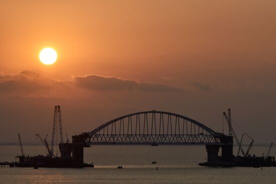 Building the Crimean Bridge