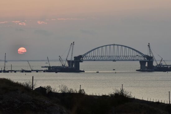 Building the Crimean Bridge