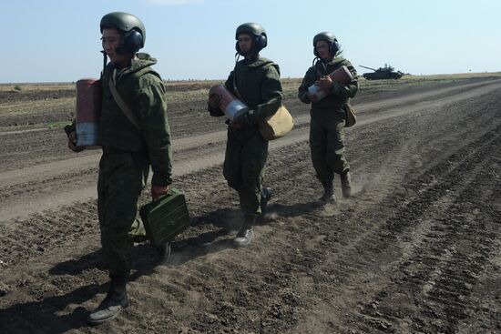 Tank units hold drills in Rostov Region