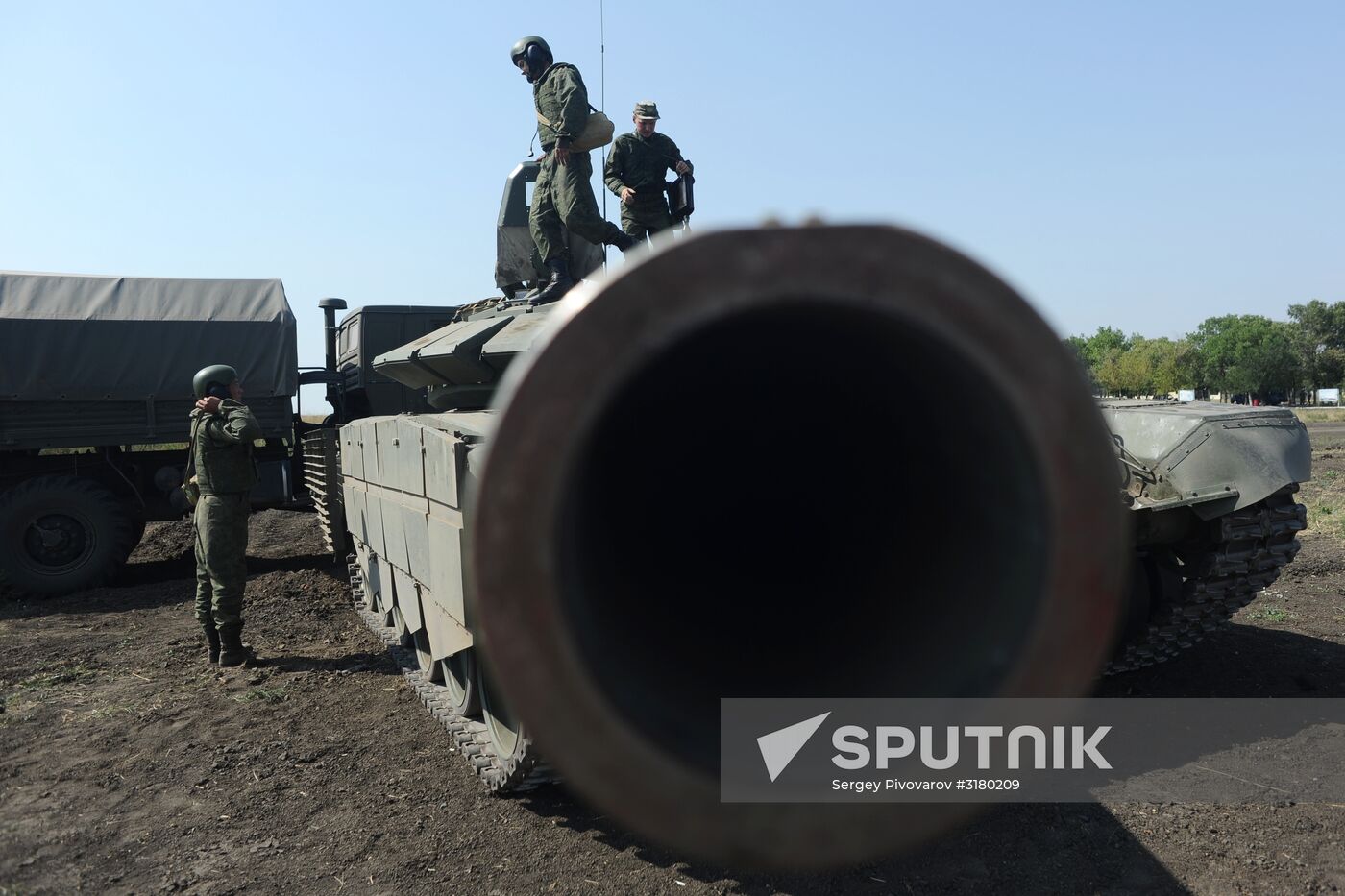 Tank units hold drills in Rostov Region