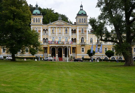 Cities of the world. Karlovy Vary and Marianske Lazne
