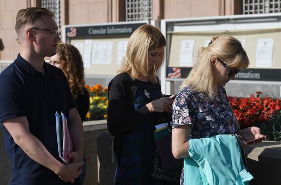 US Embassy in Moscow resumes issuing visas