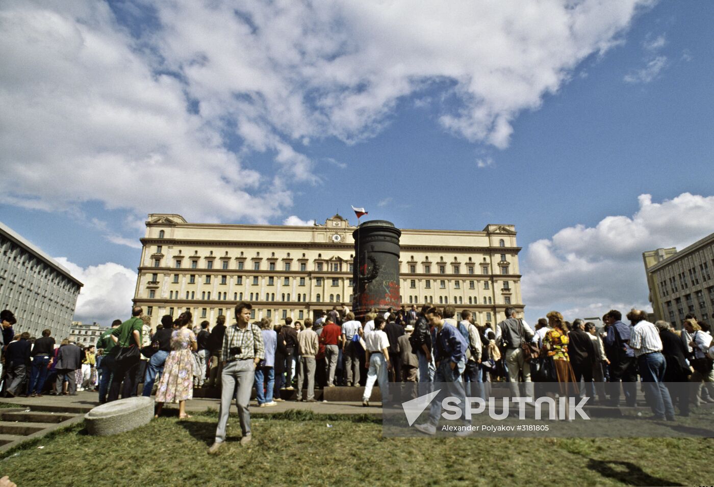 Dismantling the monument to Felix Dzerzhinsky in Moscow